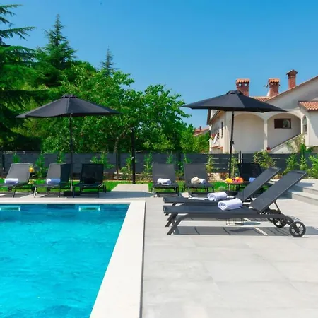 Willa Family Nona With Pool And Grill In Tinjan *