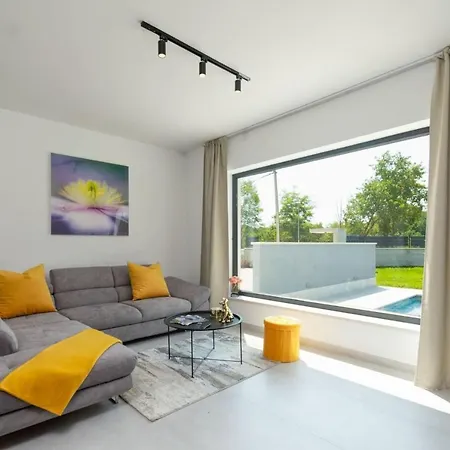 Villa Family Nona With Pool And Grill In Tinjan Kringa