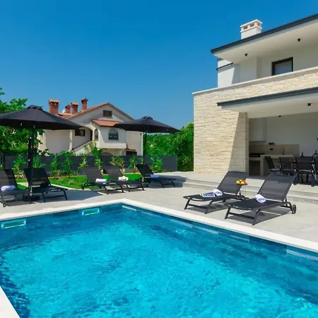 Family Nona With Pool And Grill In Tinjan *