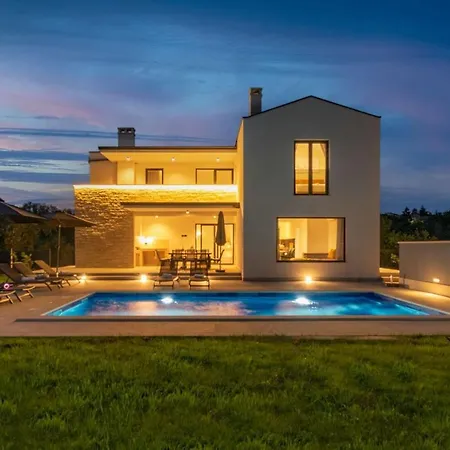 Family Nona With Pool And Grill In Tinjan Kringa
