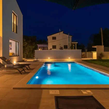 Family Nona With Pool And Grill In Tinjan Villa