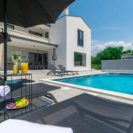 Villa Family Nona With Pool And Grill In Tinjan *