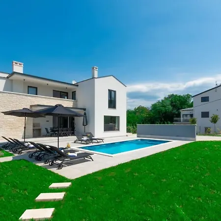 Family Nona With Pool And Grill In Tinjan Villa